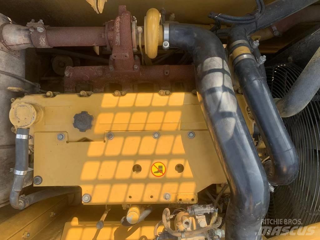 CAT 323 D L حفارات زحافة