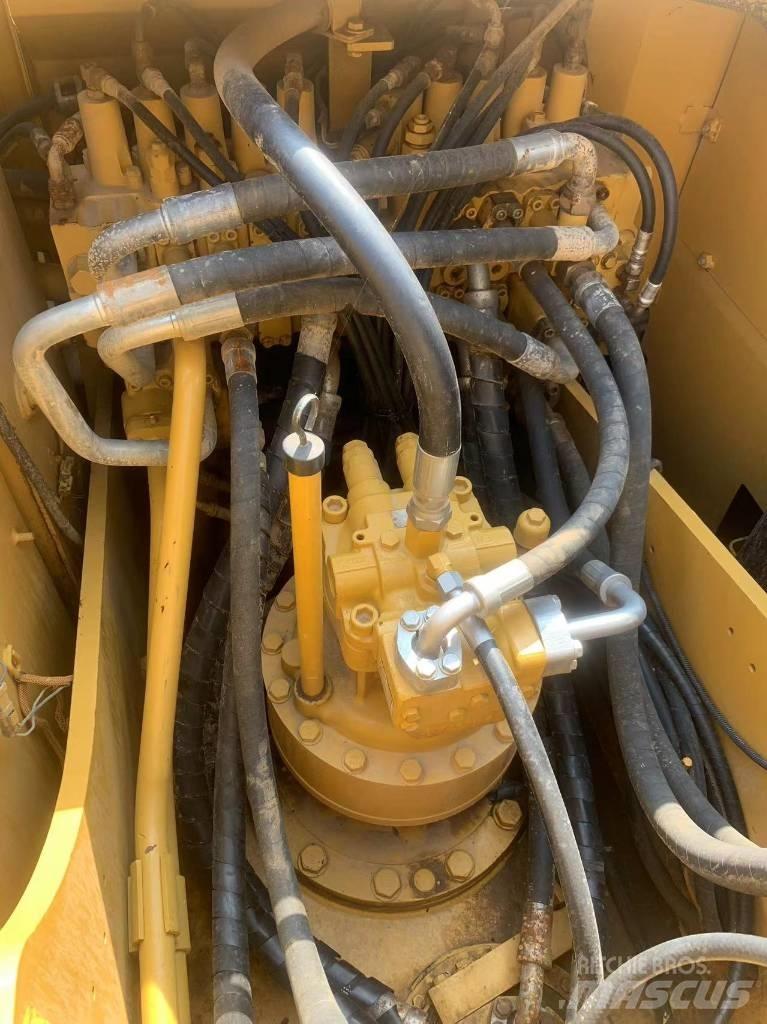 CAT 323 D L حفارات زحافة