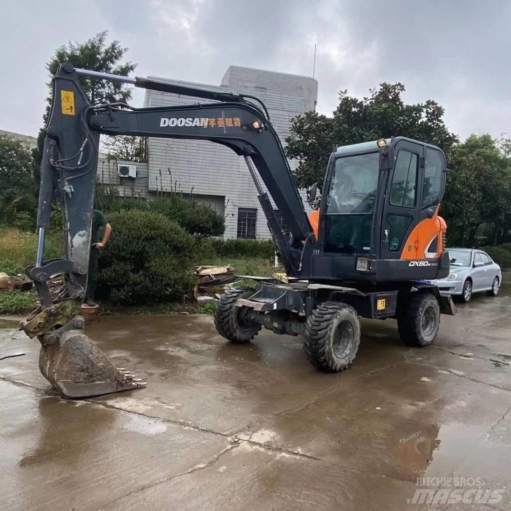 Doosan DX60W حفارات بعجل