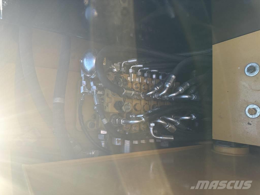 CAT 305.5E حفارات زحافة