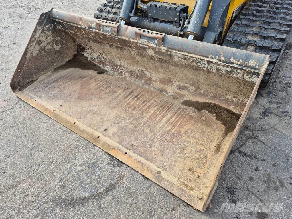 John Deere 331 لوادر انزلاقية التوجيه