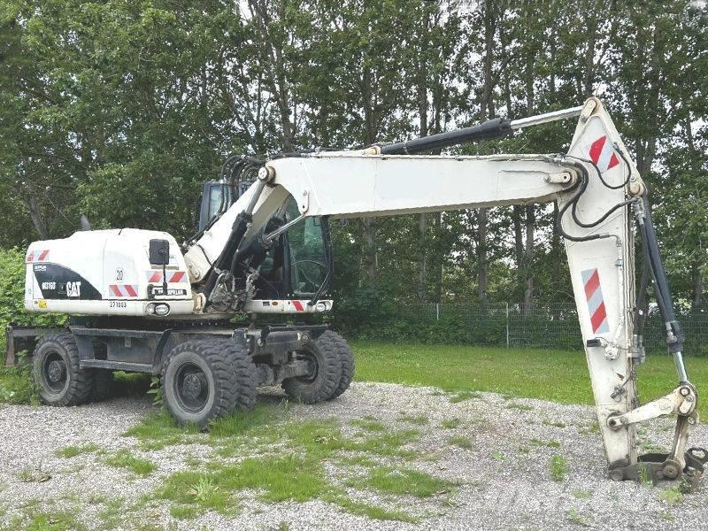 CAT M 316 D حفارات بعجل