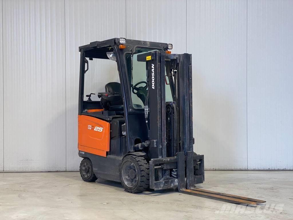 Doosan BC25S-7 شاحنات ذات رافعات شوكية تعمل بالكهرباء