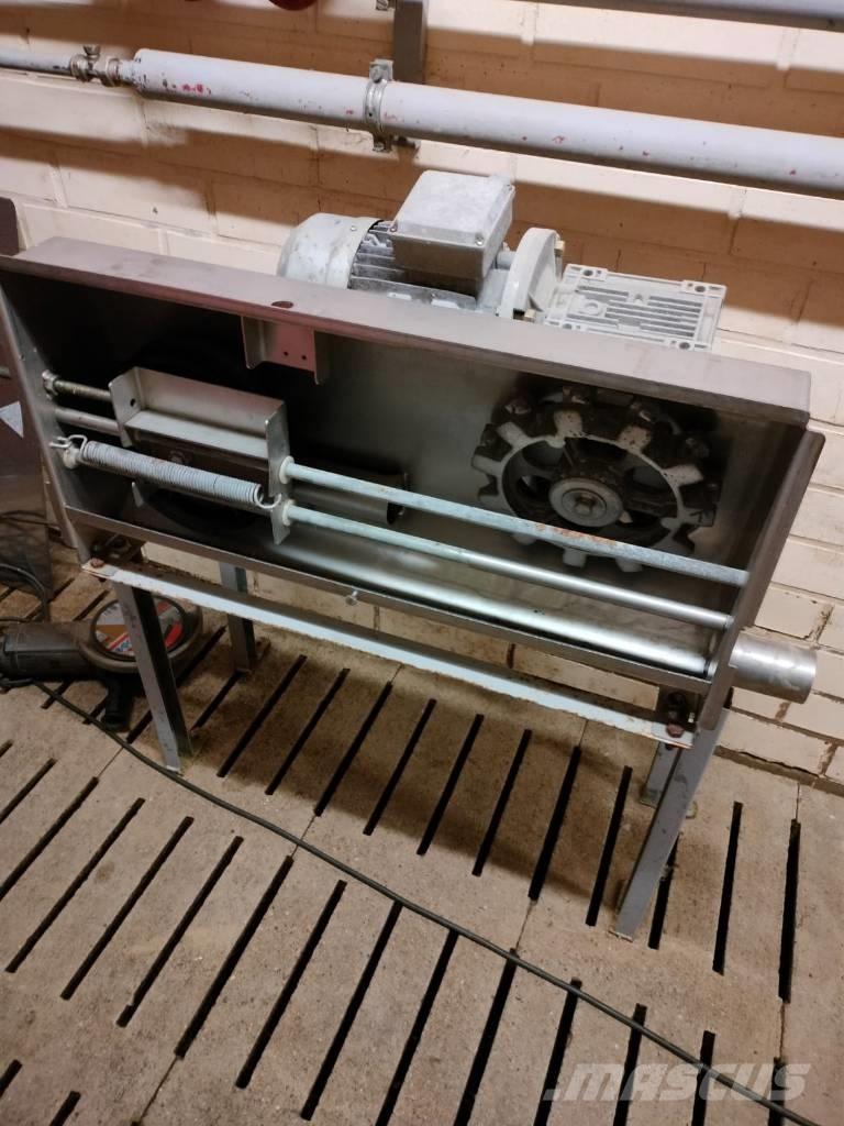 Pellon kuivaruokkija علافات ماشية