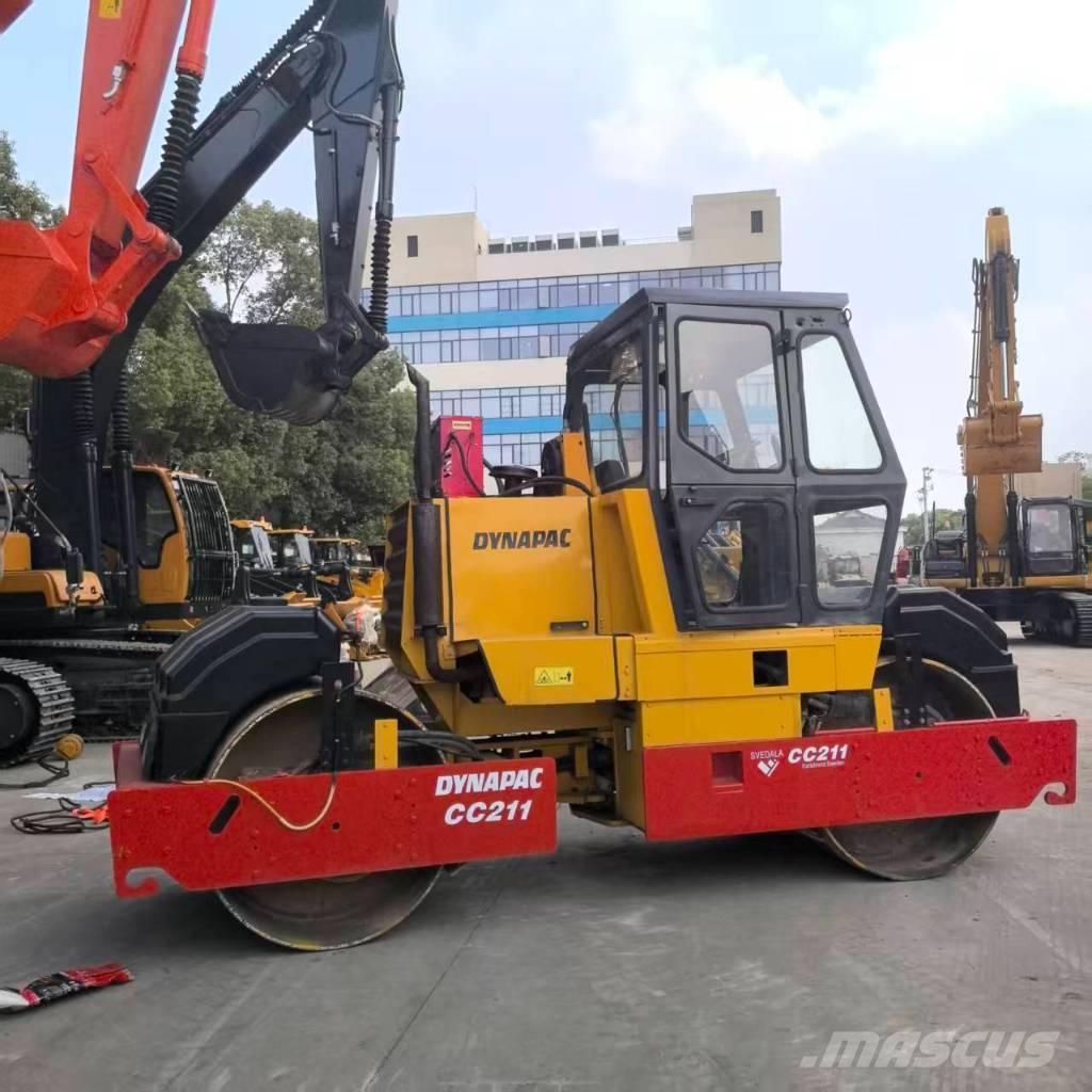 Dynapac CC 211 مداحل ثنائية الاسطوانة