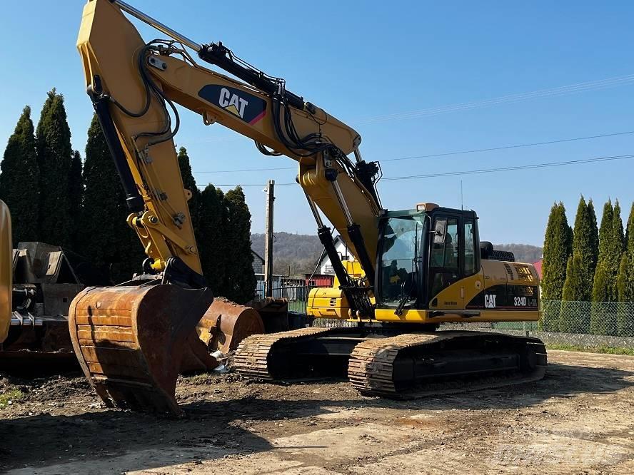 CAT 324 D حفارات زحافة