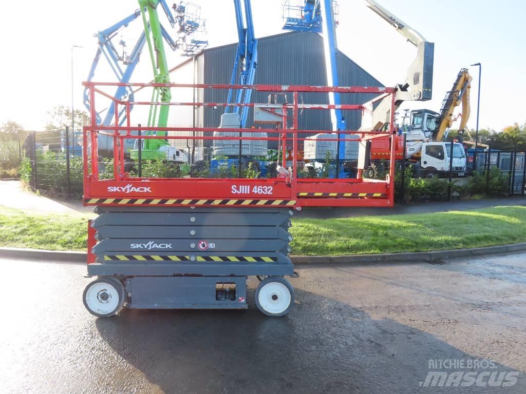 SkyJack SJ III 4632 رافعات مقصية الشكل