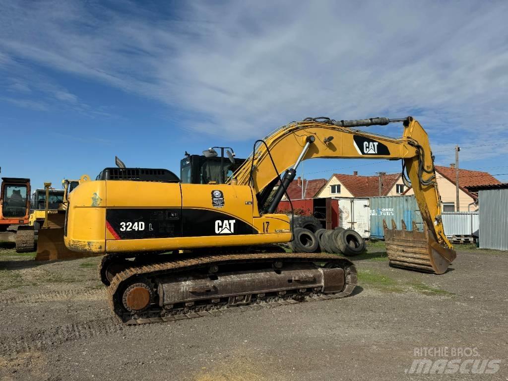 CAT 324 D L حفارات زحافة