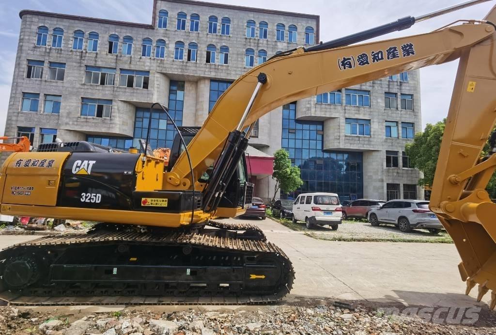 CAT 325 D حفارات زحافة