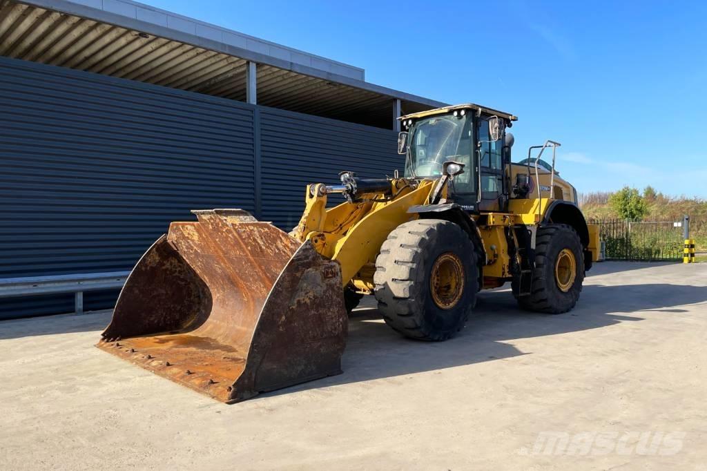 CAT 972M لوادر بعجل