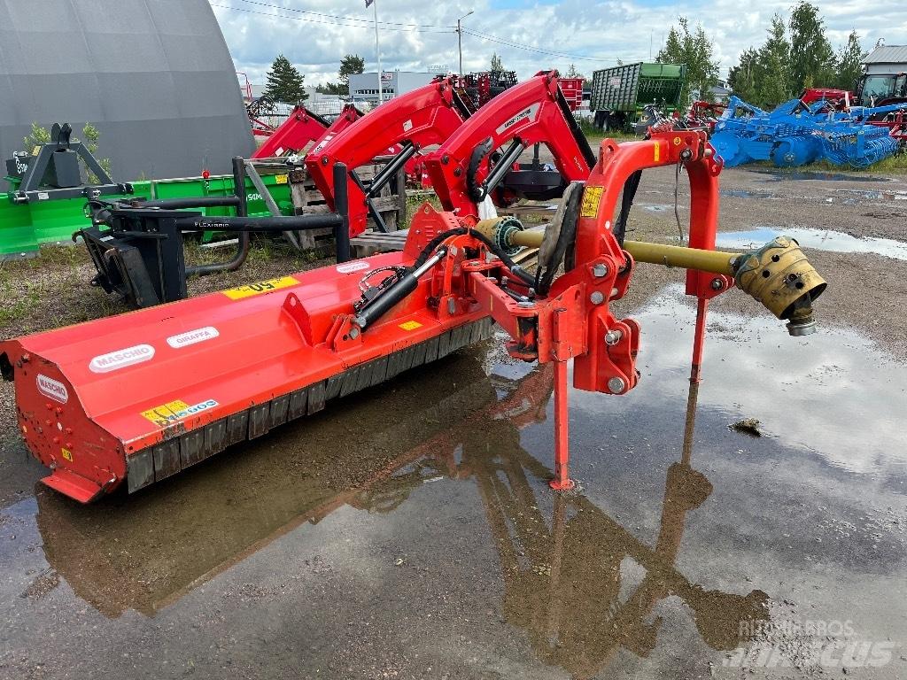 Maschio Giraffa 210 جزازات وأغطية المراعي