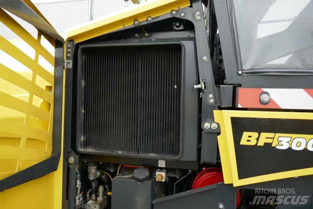 Bomag BF 300 C-2 ماكينات أسفلت صغيرة