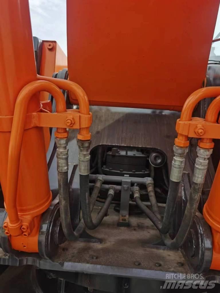 Hitachi ZX 240 حفارات زحافة