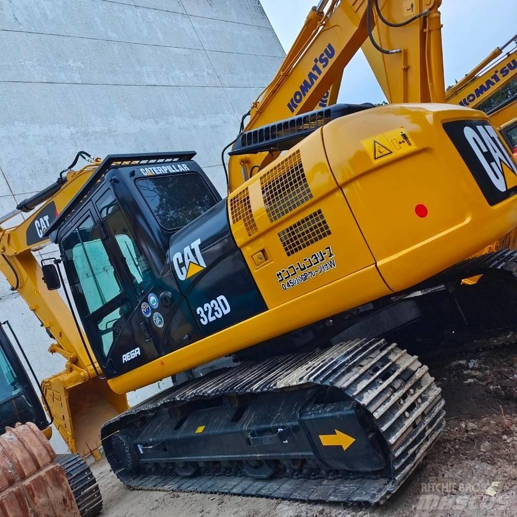 CAT 323 D حفارات زحافة