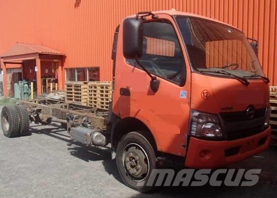 Hino 195 شاحنات بمقصورة وهيكل