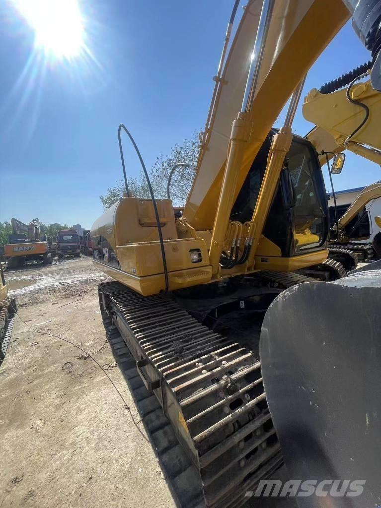 CAT 320 C حفارات زحافة
