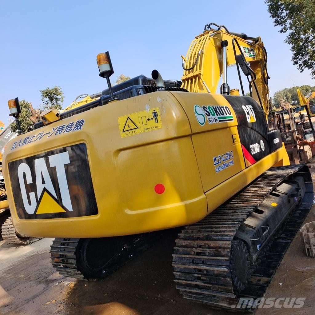 CAT 320 D2 حفارات زحافة