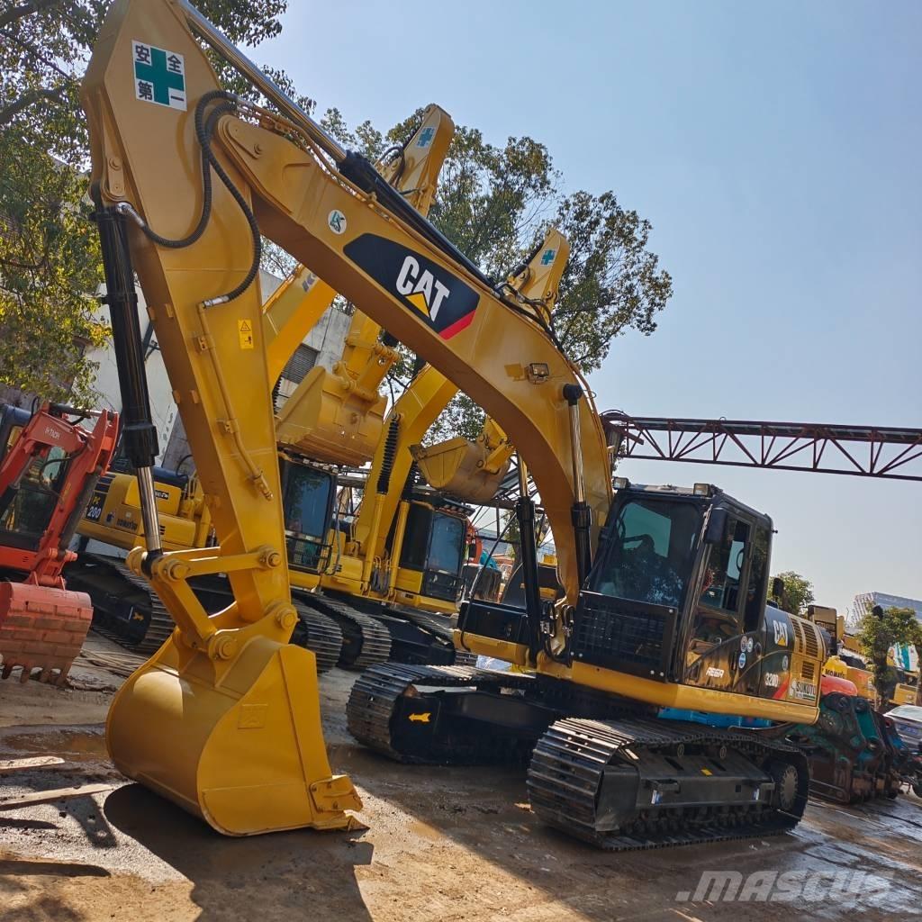CAT 320 D2 حفارات زحافة