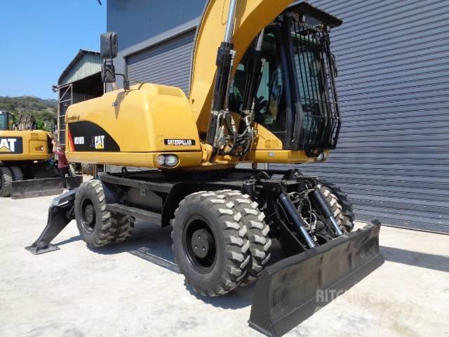 CAT M 318 D حفارات بعجل