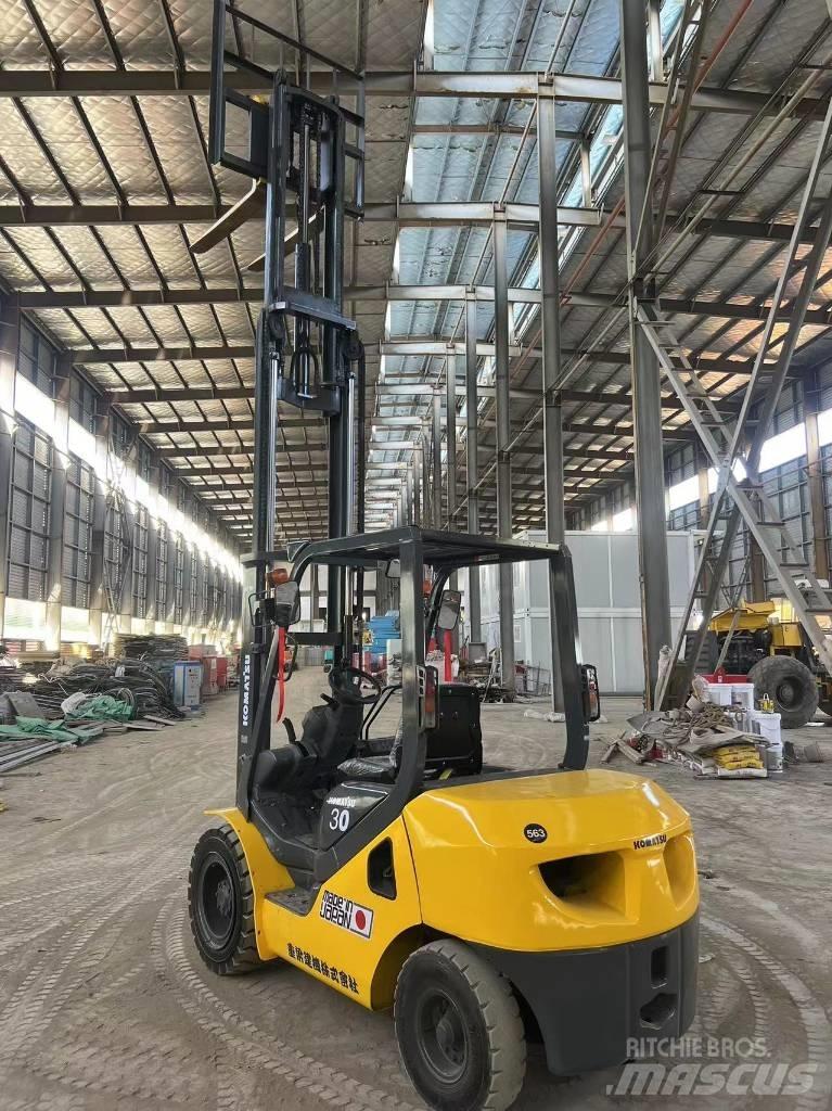 Komatsu FD 30 T-17 شاحنات الديزل