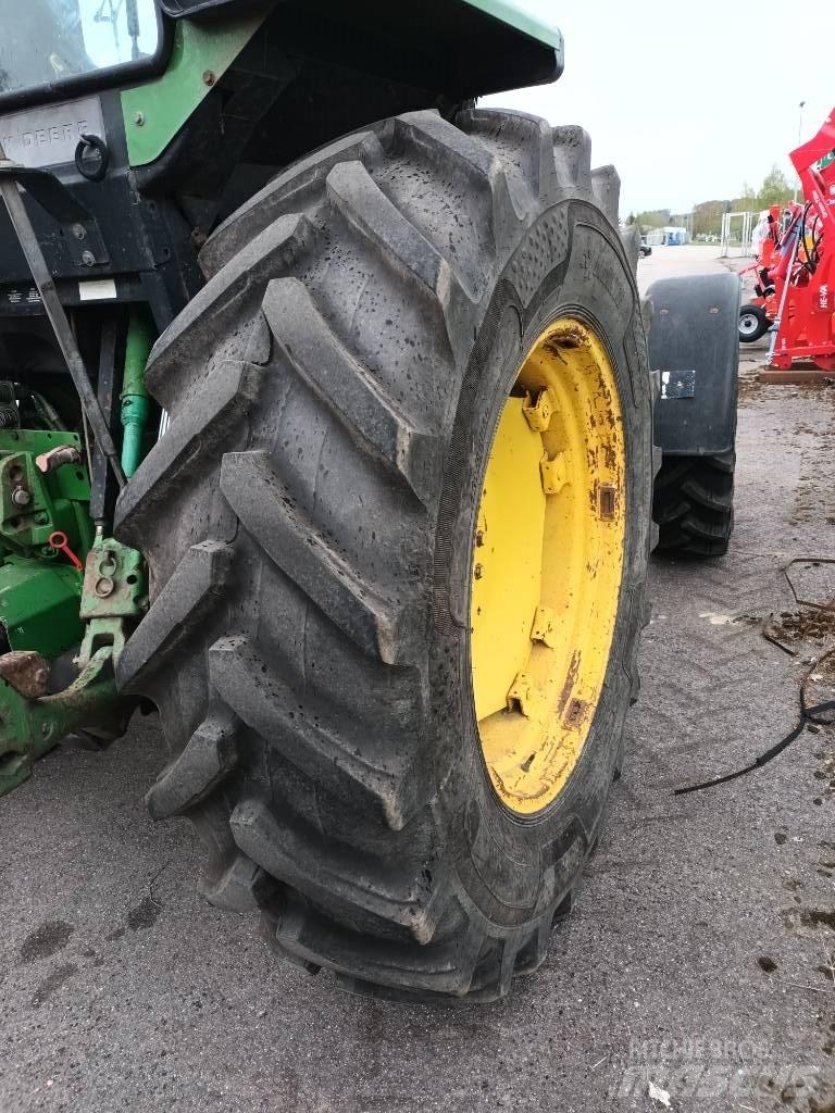 John Deere 3350 الجرارات