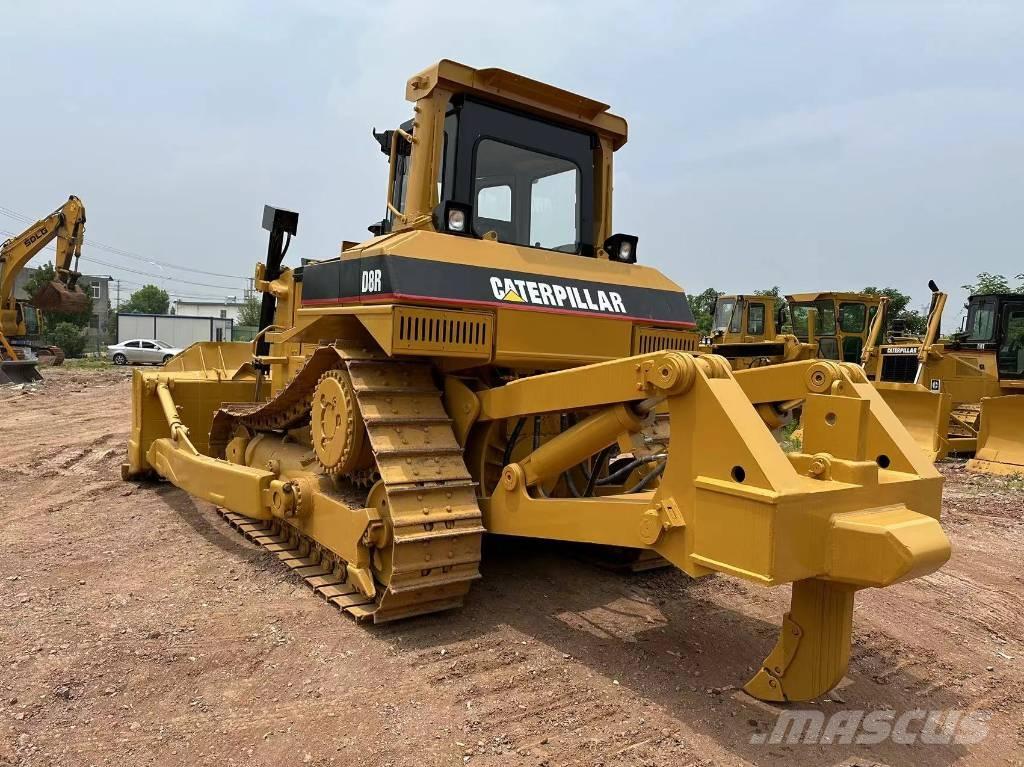 CAT D 8 R بلدوزرات مجنزرة