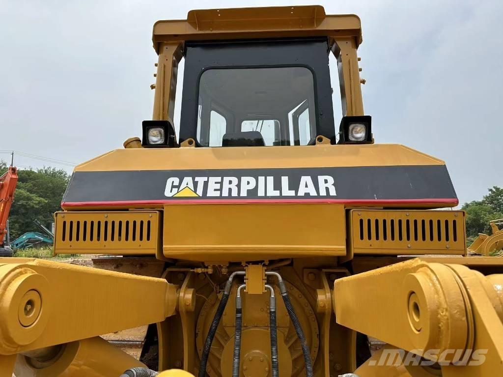 CAT D 8 R بلدوزرات مجنزرة