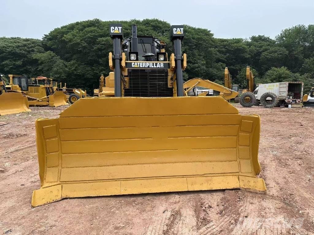 CAT D 8 R بلدوزرات مجنزرة