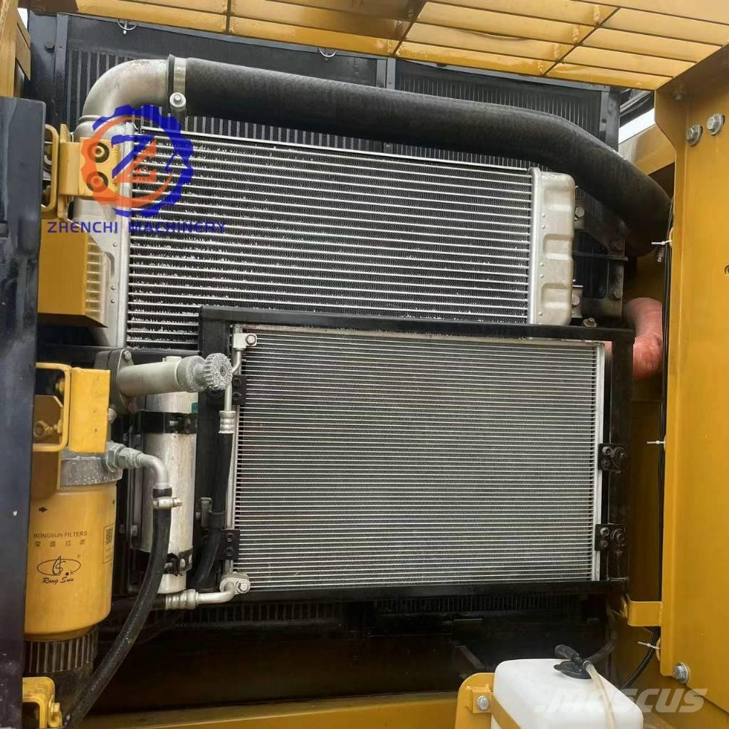 CAT 320 D2 حفارات زحافة