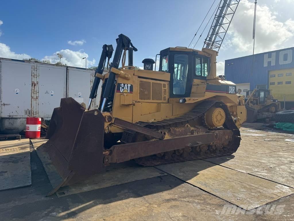 CAT D 8 R بلدوزرات مجنزرة