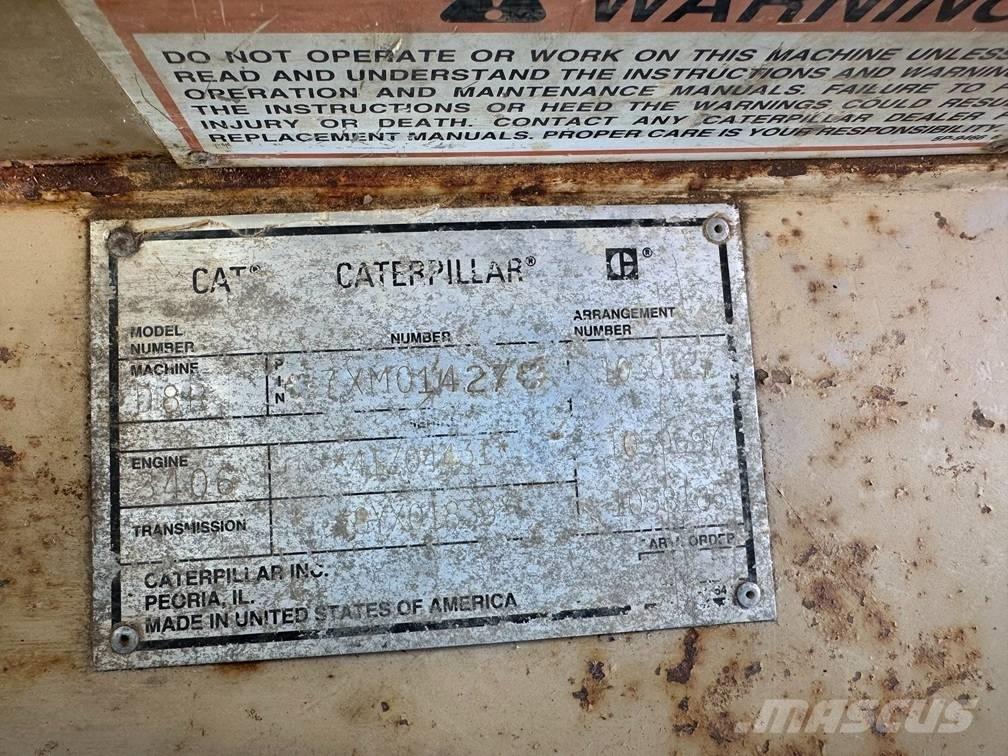 CAT D 8 R بلدوزرات مجنزرة