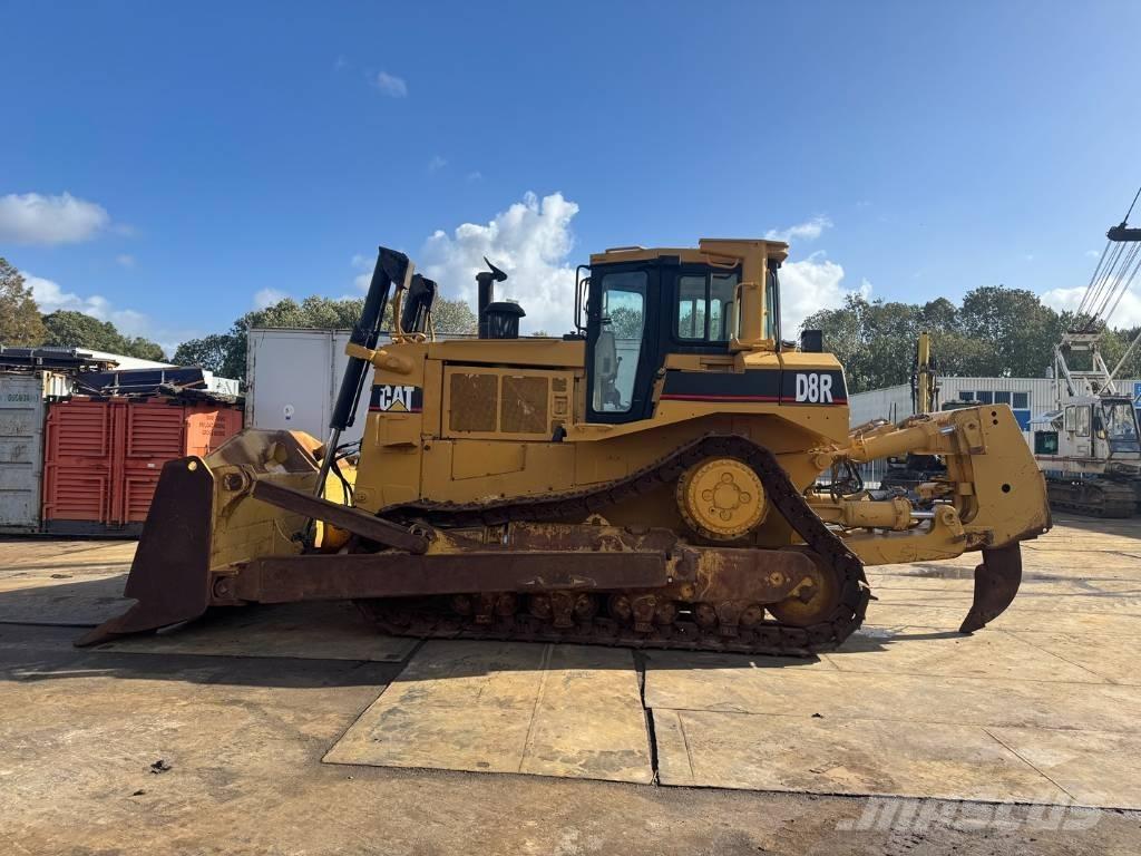 CAT D 8 R بلدوزرات مجنزرة