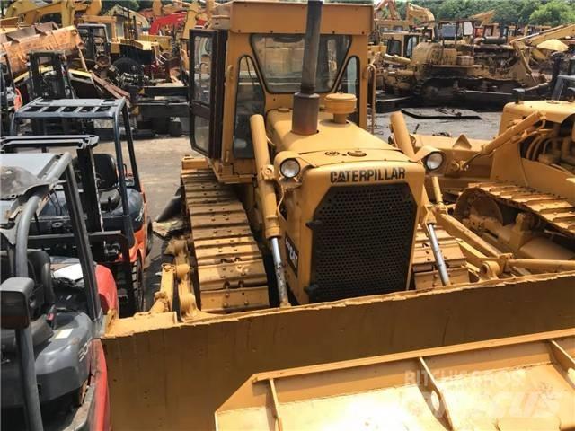 CAT D 6 D بلدوزرات مجنزرة
