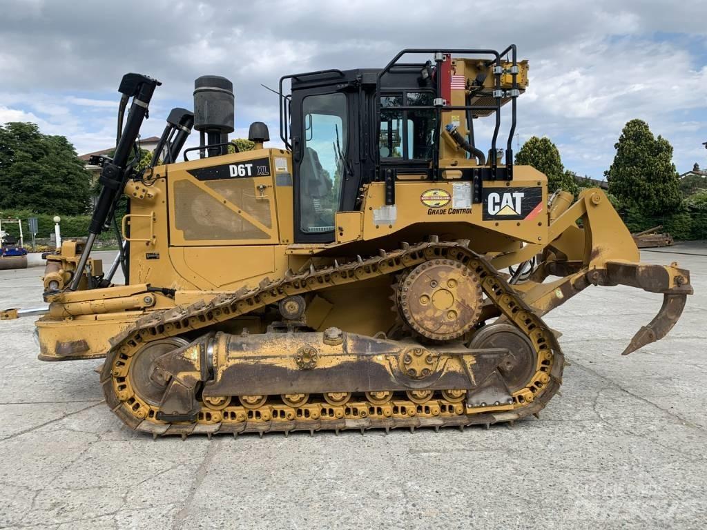 CAT D 6 T XLVP بلدوزرات مجنزرة