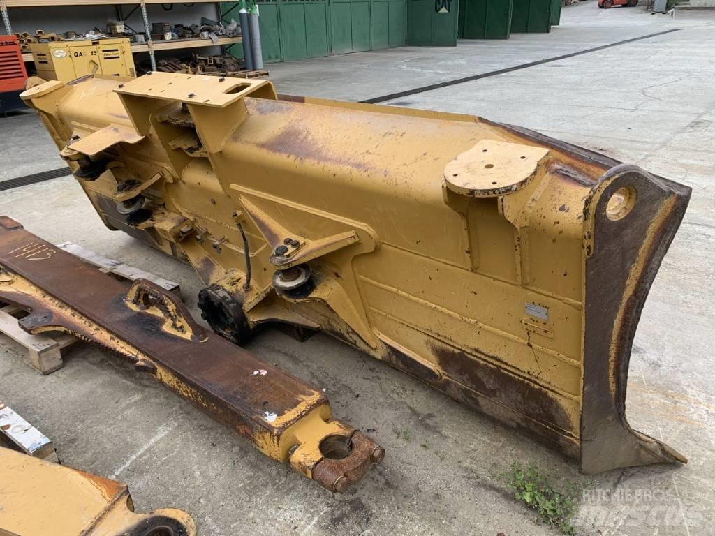 CAT D 6 T XLVP بلدوزرات مجنزرة