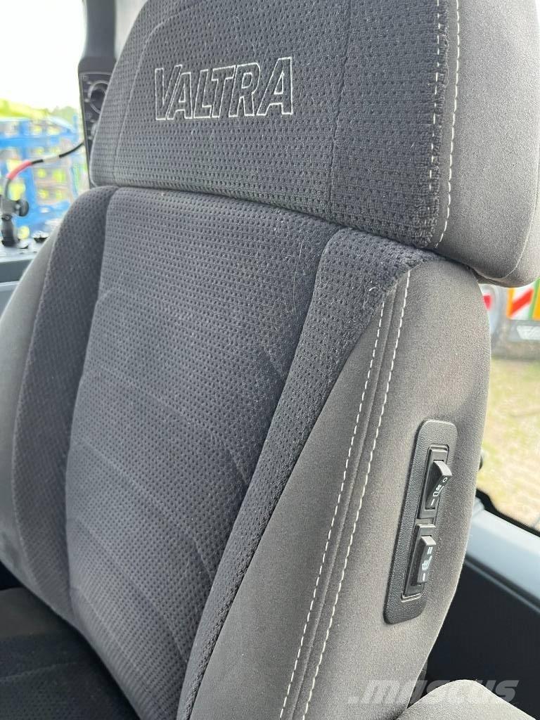 Valtra T 255 V الجرارات