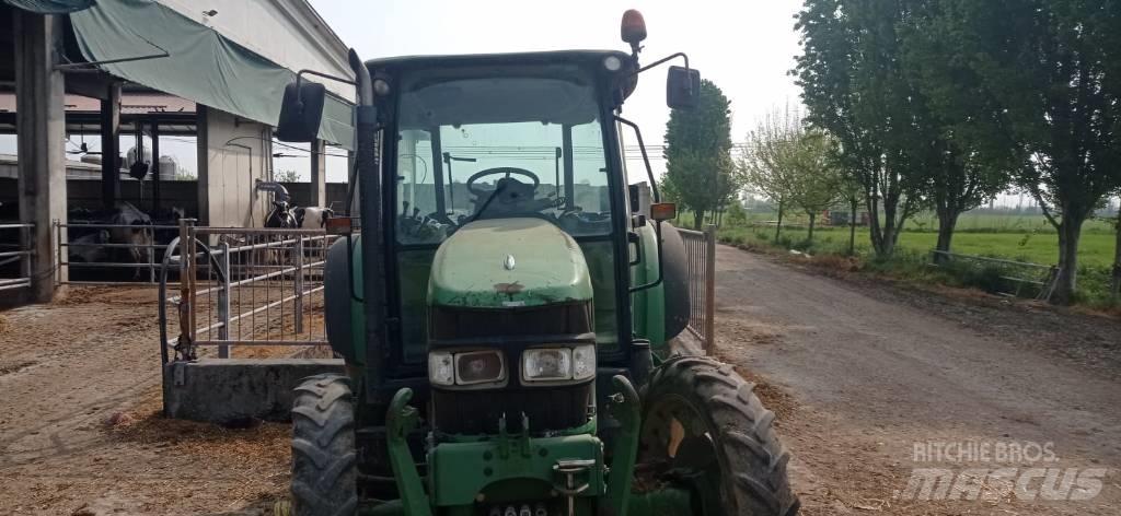John Deere 5820 الجرارات