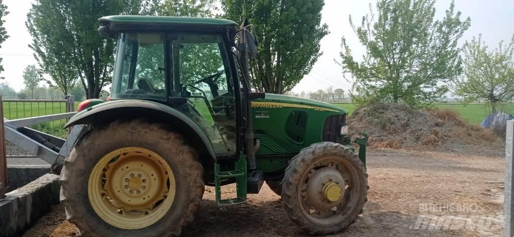 John Deere 5820 الجرارات