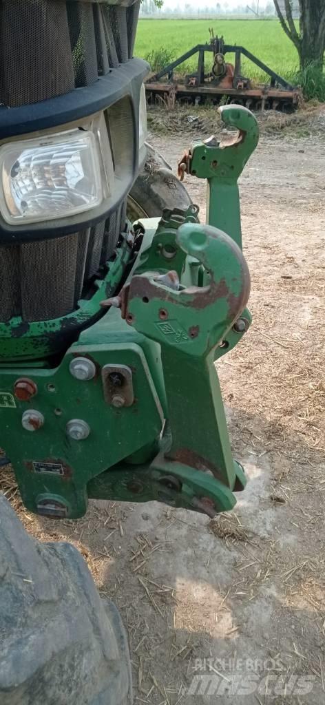 John Deere 5820 الجرارات
