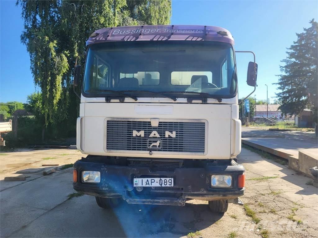 MAN 32.342 8X4 شاحنات بمقصورة وهيكل