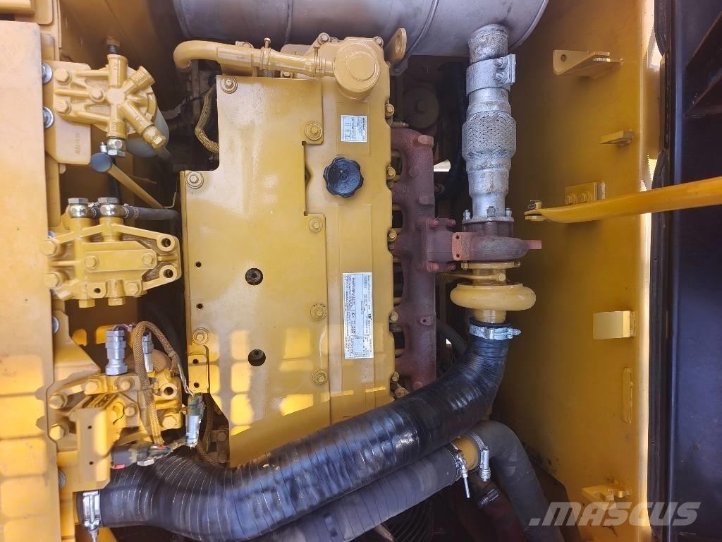 CAT 320D2L حفارات زحافة