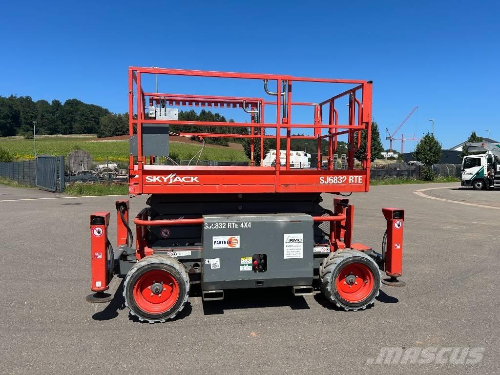SkyJack SJ 6832 RTE رافعات مقصية الشكل