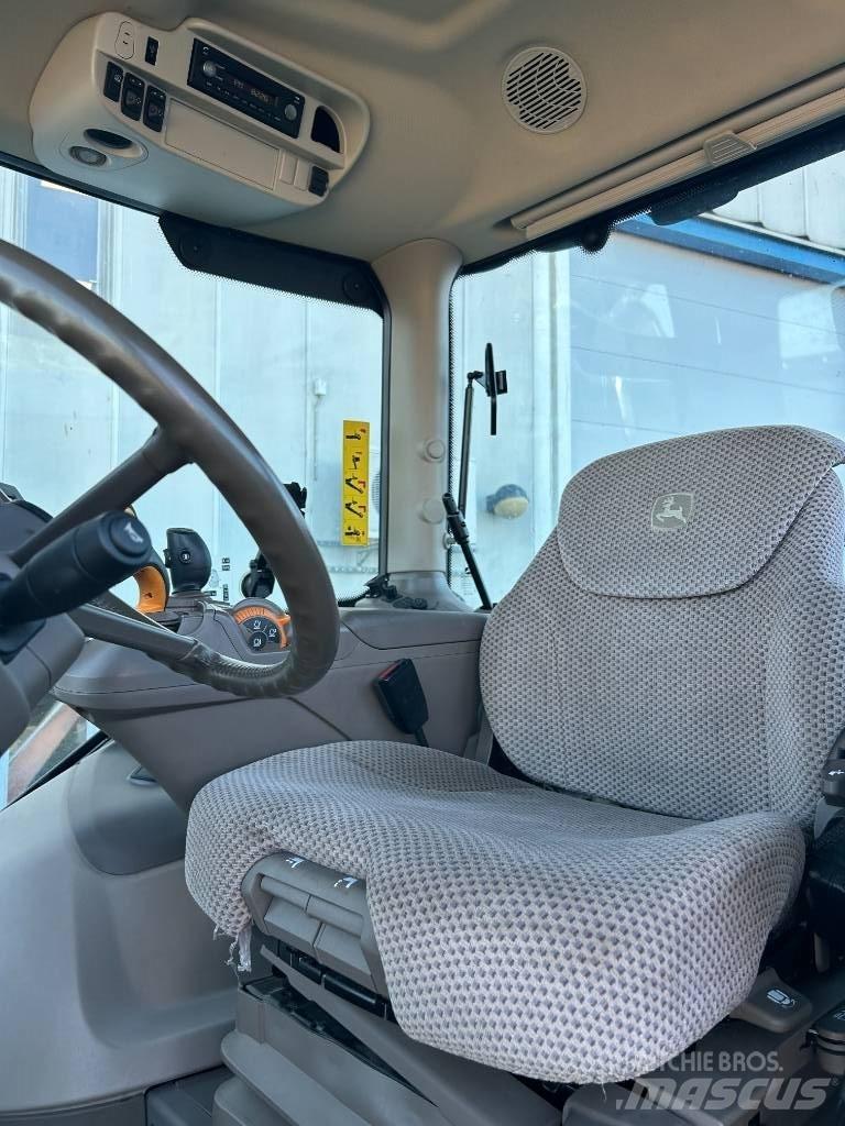 John Deere 6215 R الجرارات