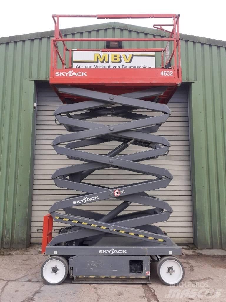 SkyJack SJ III 4632 رافعات مقصية الشكل