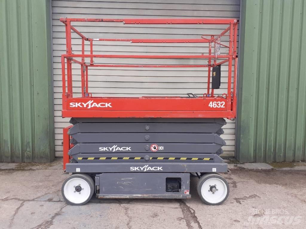 SkyJack SJ III 4632 رافعات مقصية الشكل