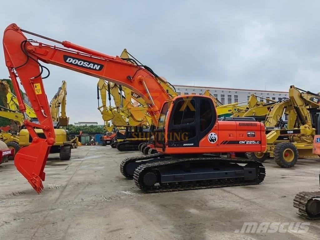 Doosan DX 225 LL حفارات زحافة