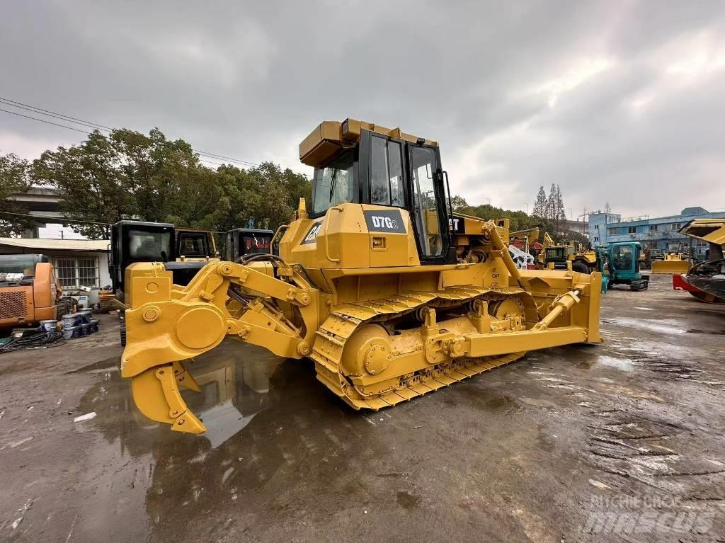 CAT D 7 G بلدوزرات مجنزرة