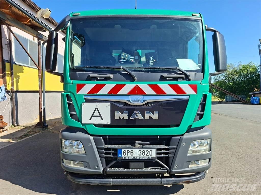 MAN TGM 26.320 6X4 شاحنات بمقصورة وهيكل