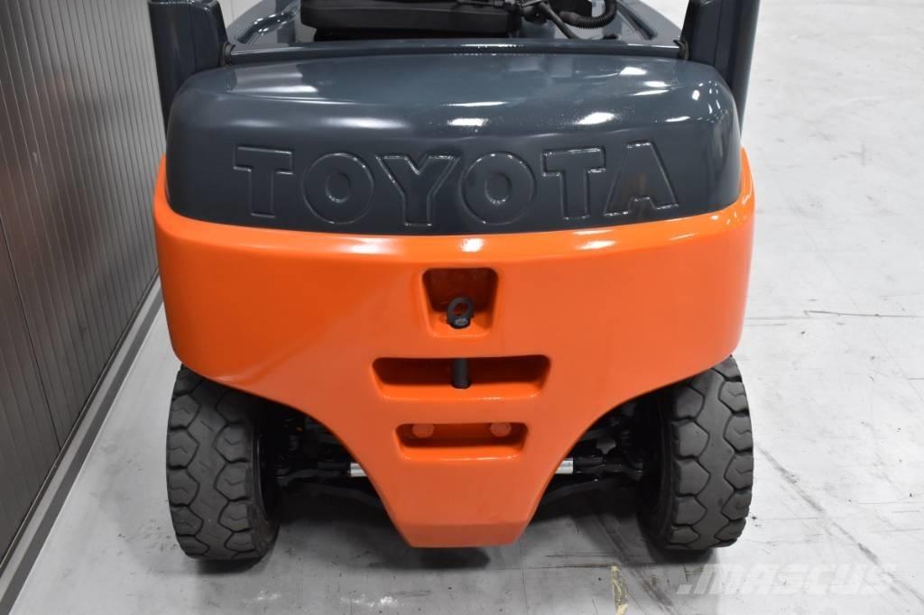 Toyota 8FBMK16T شاحنات ذات رافعات شوكية تعمل بالكهرباء