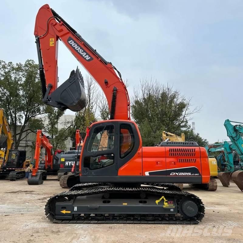 Doosan DX225-9C حفارات زحافة